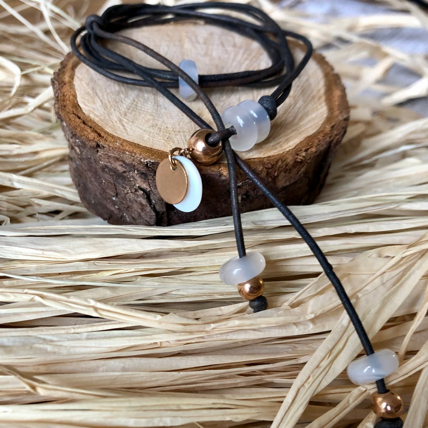 Collier 'Loop' en Agate blanche et cuir