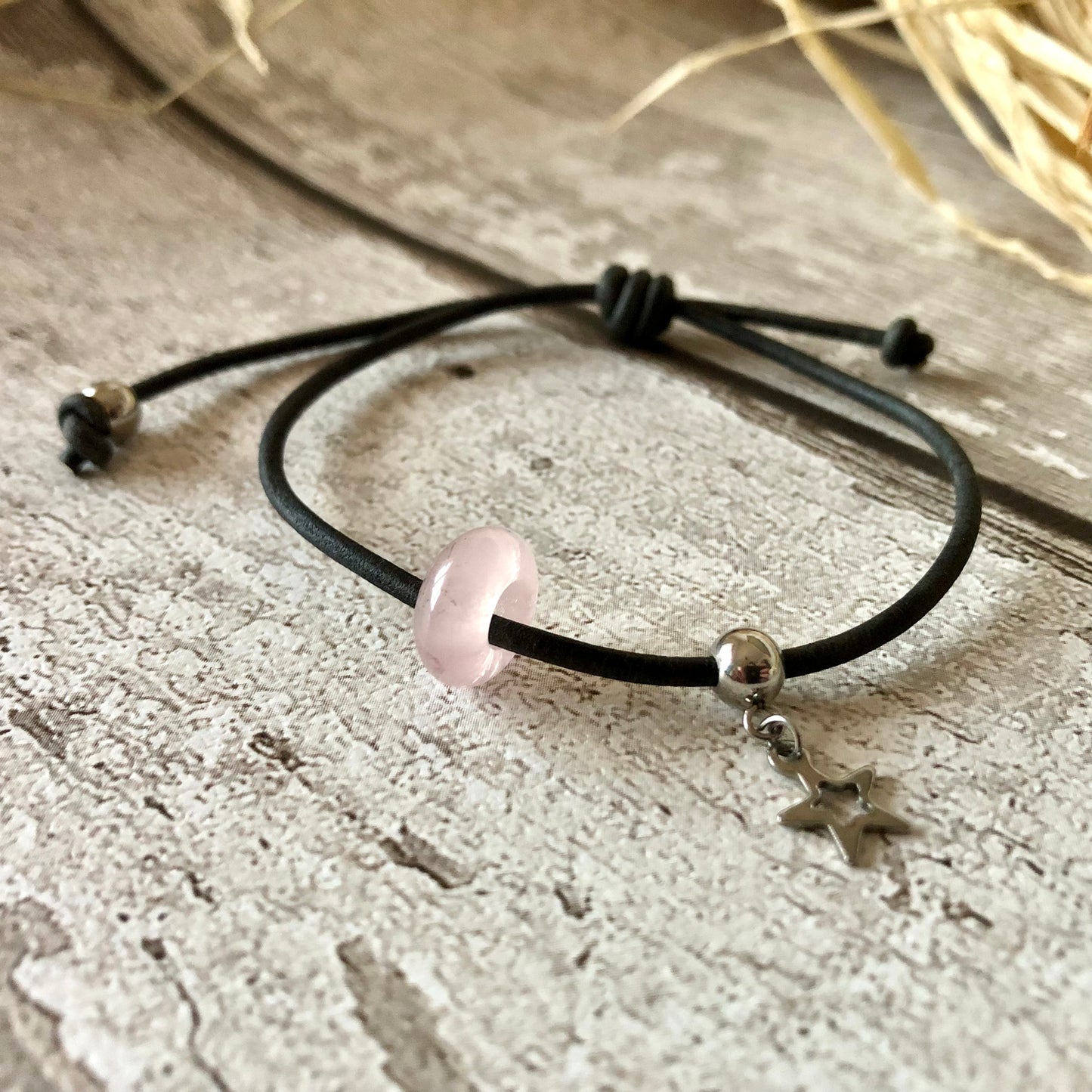 Quartz rose sur bracelet cordon cuir