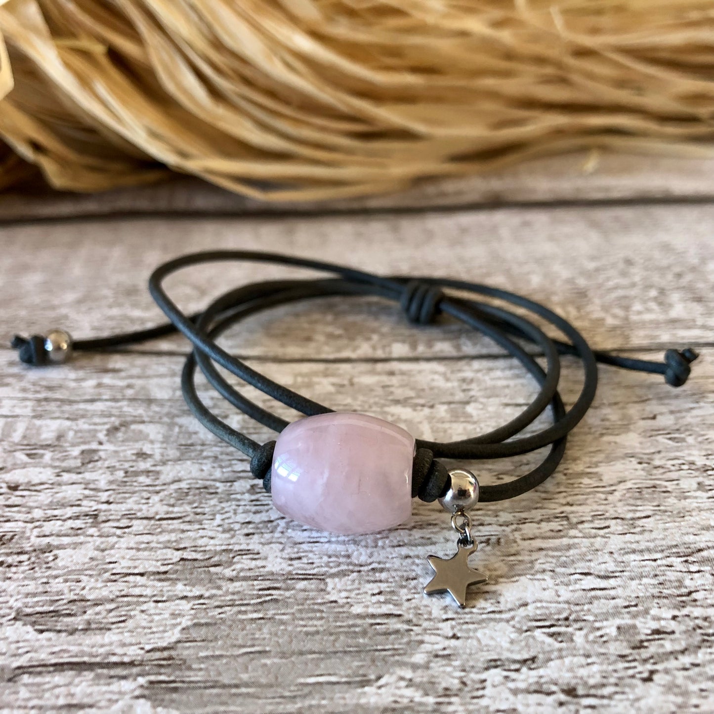 Collier tour de cou quartz rose sur cordon cuir