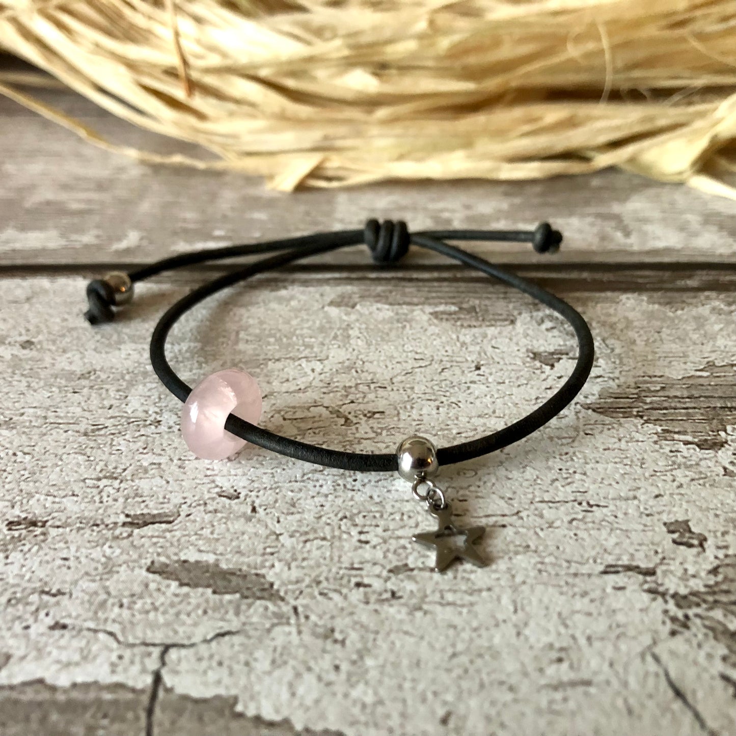 Quartz rose sur bracelet cordon cuir