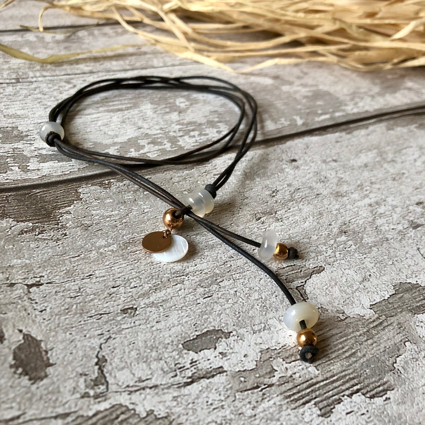 Collier 'Loop' en Agate blanche et cuir