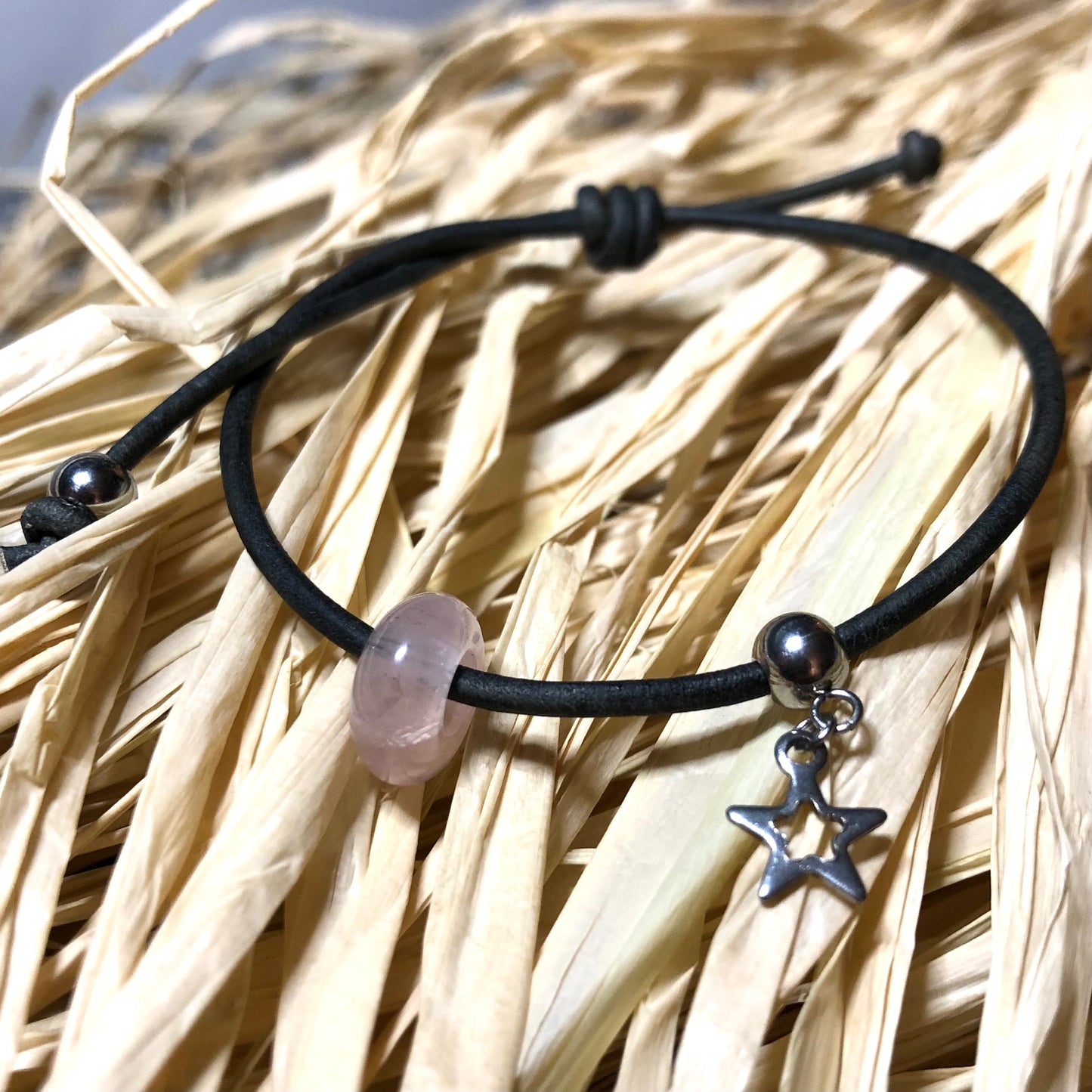 Quartz rose sur bracelet cordon cuir