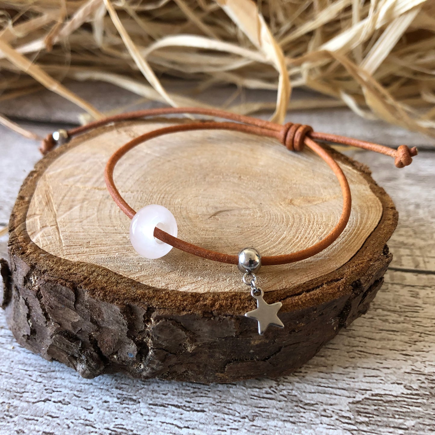 Quartz rose blanc sur bracelet cordon cuir