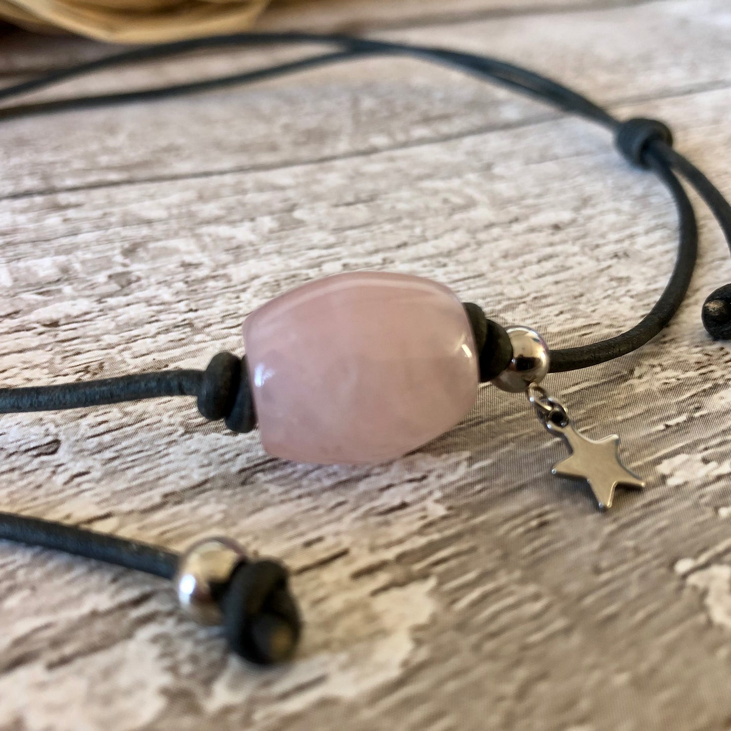 Collier tour de cou quartz rose sur cordon cuir