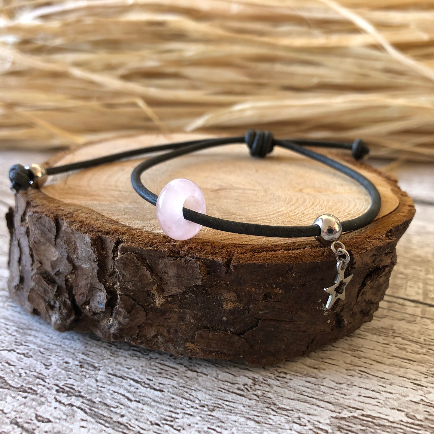 Quartz rose sur bracelet cordon cuir